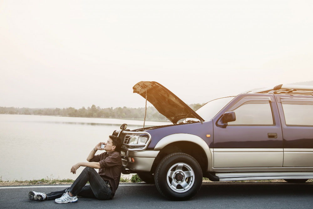 Toyota wreckers Melbourne inspecting used Toyota parts